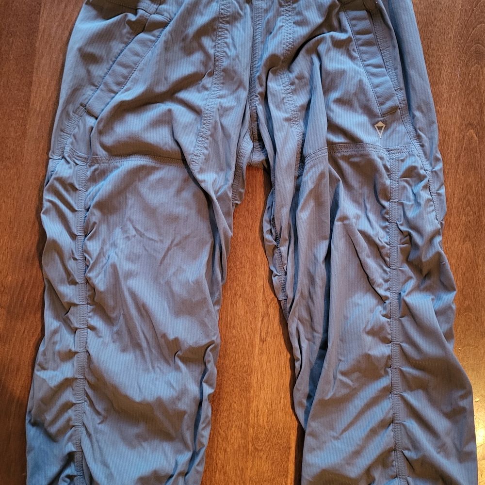 Ivivva Gray Casual Crop Bottoms with Relaxed Fit
